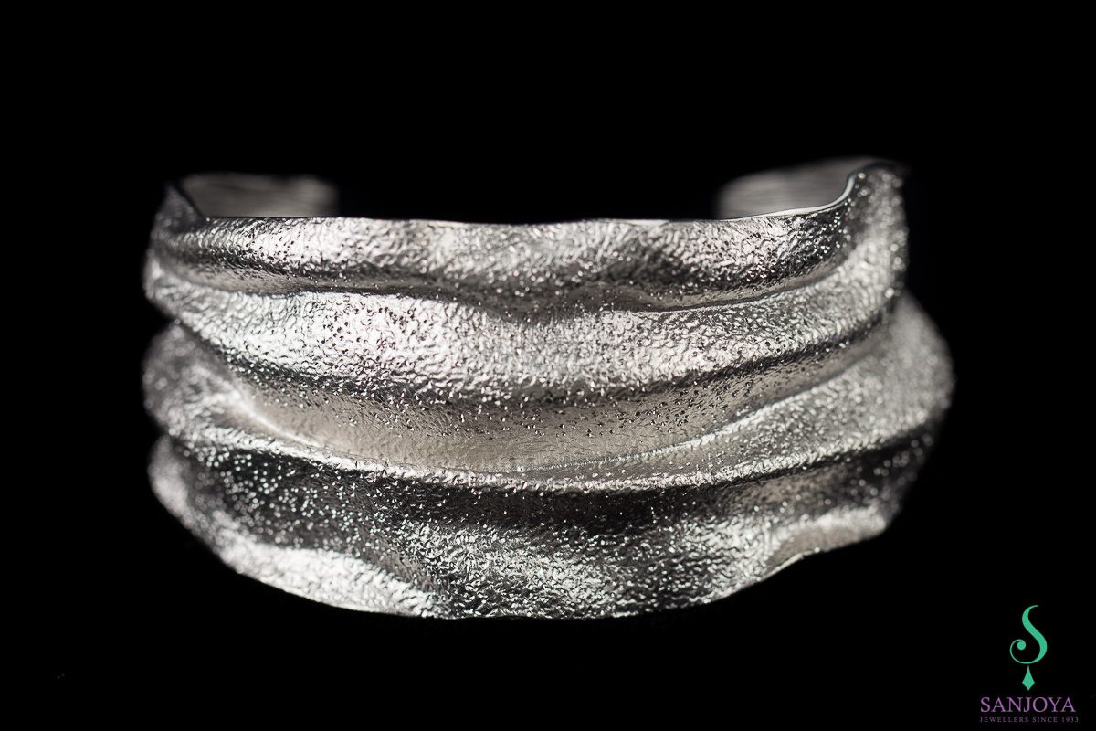 PRE0217001 - Zilveren geplooide slavenarmband, breed en gediamanteerd