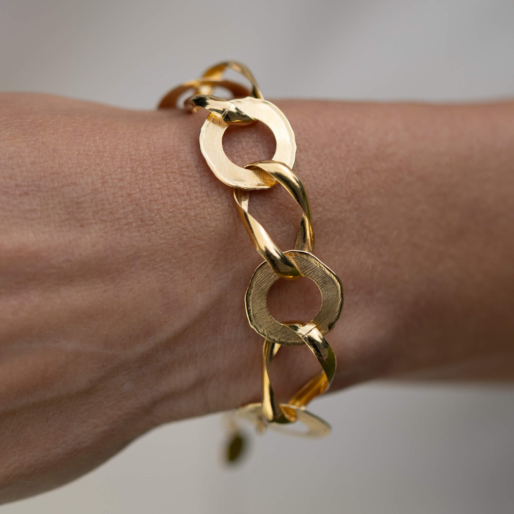 Gold-plated matte and round link bracelet