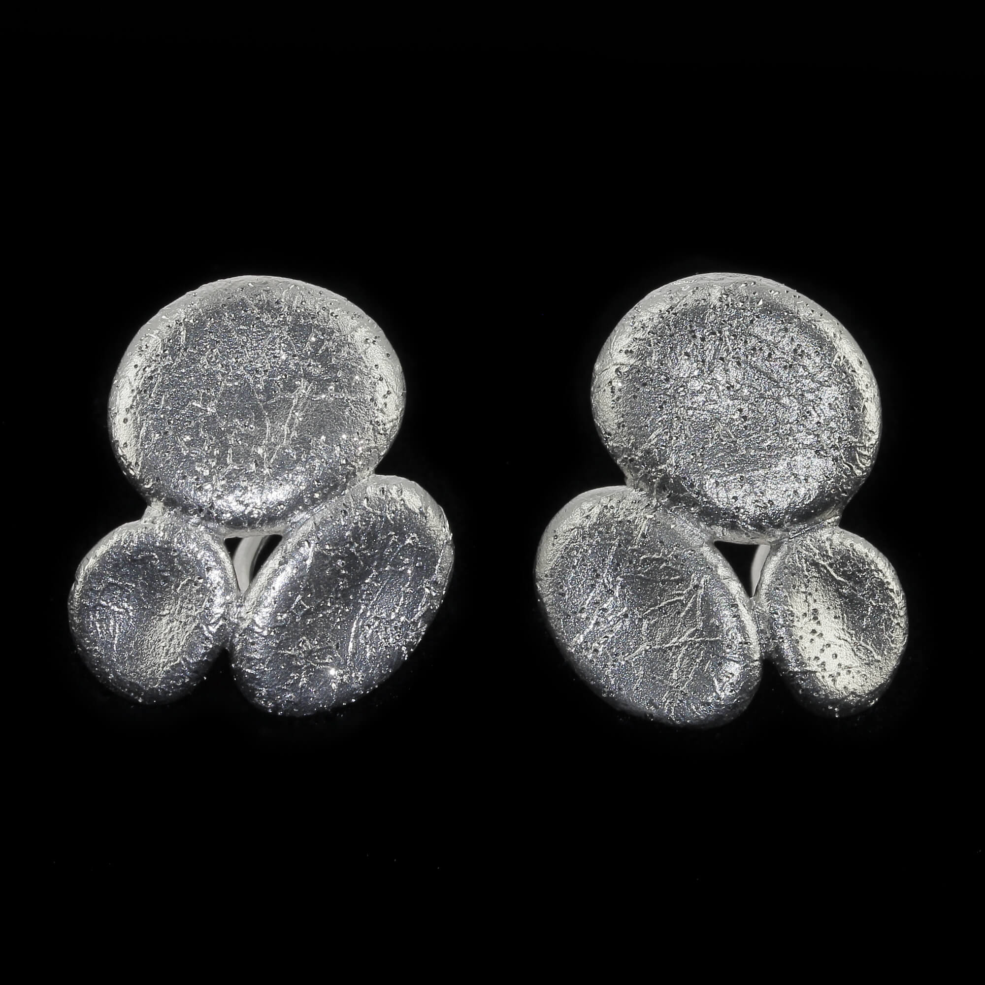L0421003 - Zilveren ovaalvormige oorbellen, gediamanteerd