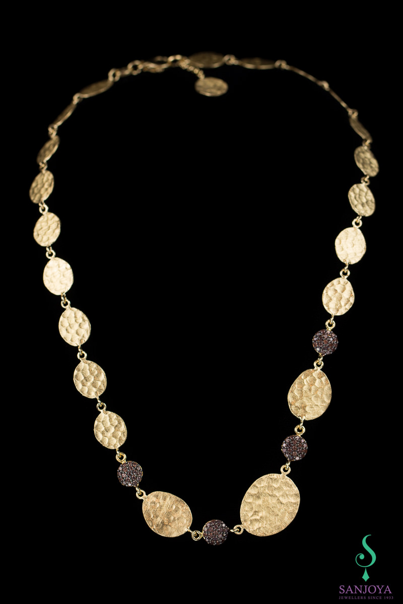 ART1016001 - Mat vergulde collier met bruine zirconia steentjes