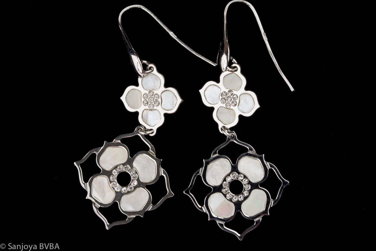 SC0714026 - Zilveren oorbellen met 2 bloemetjes van parelmoer