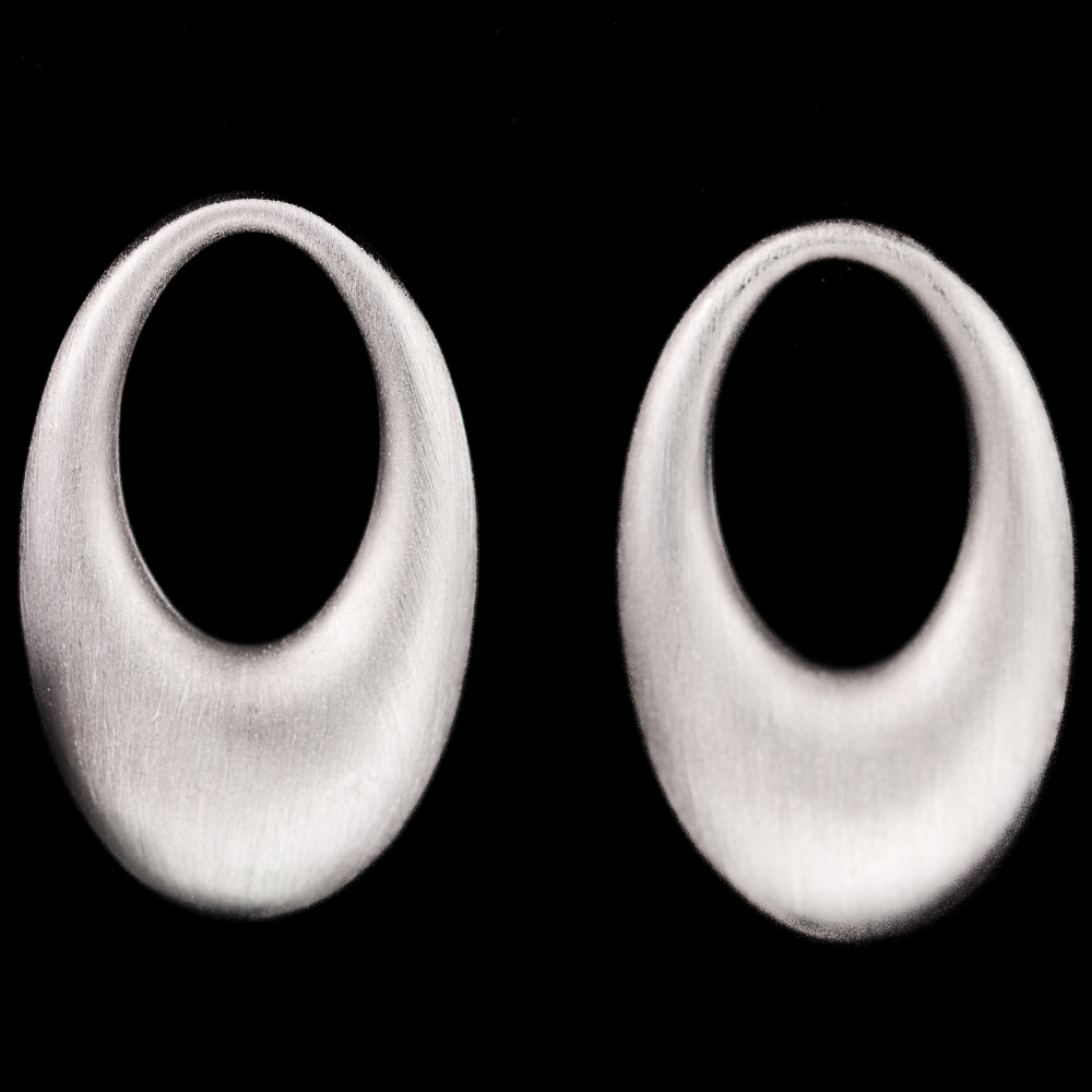 OGI1018010 - Mat zilveren en ovale Sanjoya oorbellen