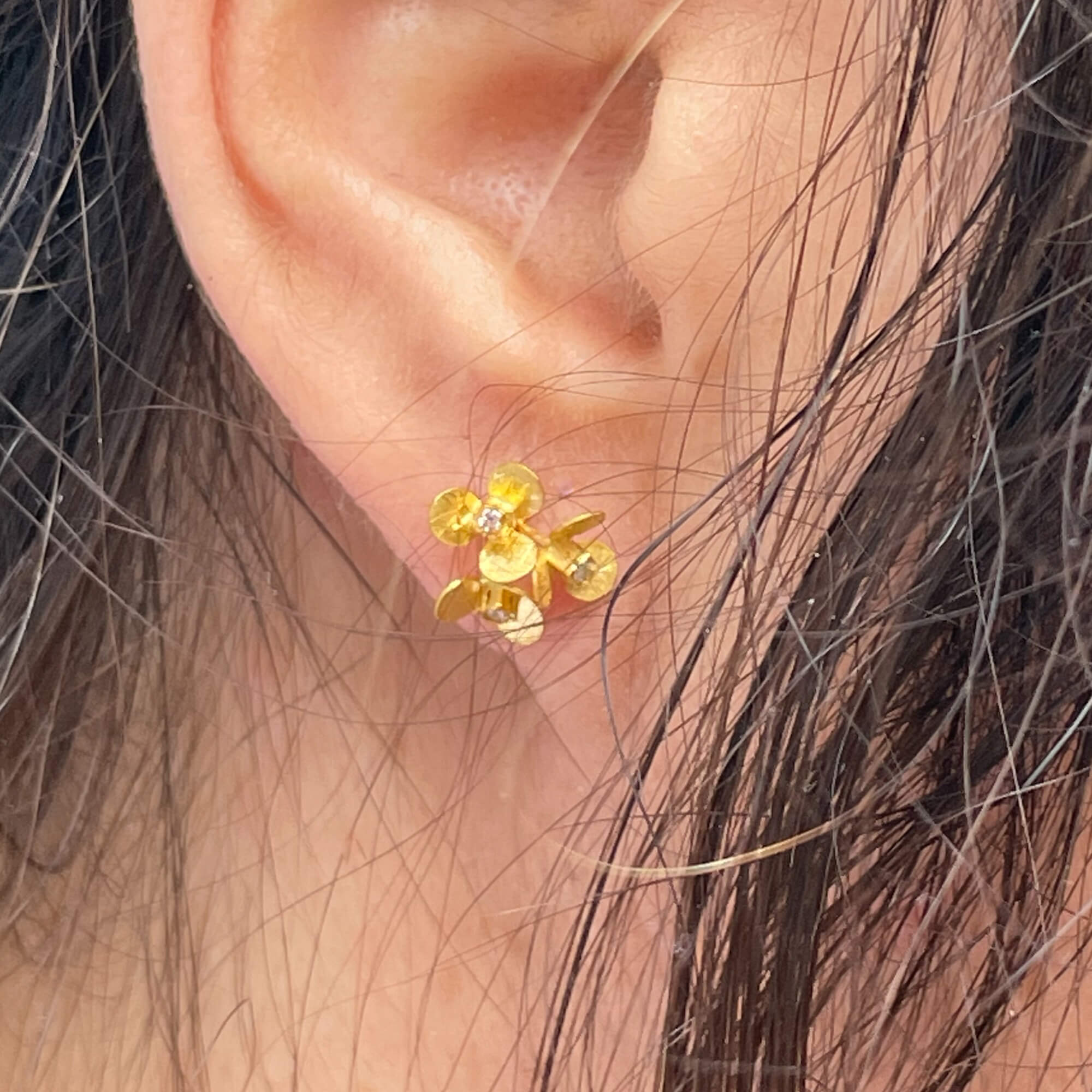 Golden Floral earrings of 18kt with a diamond