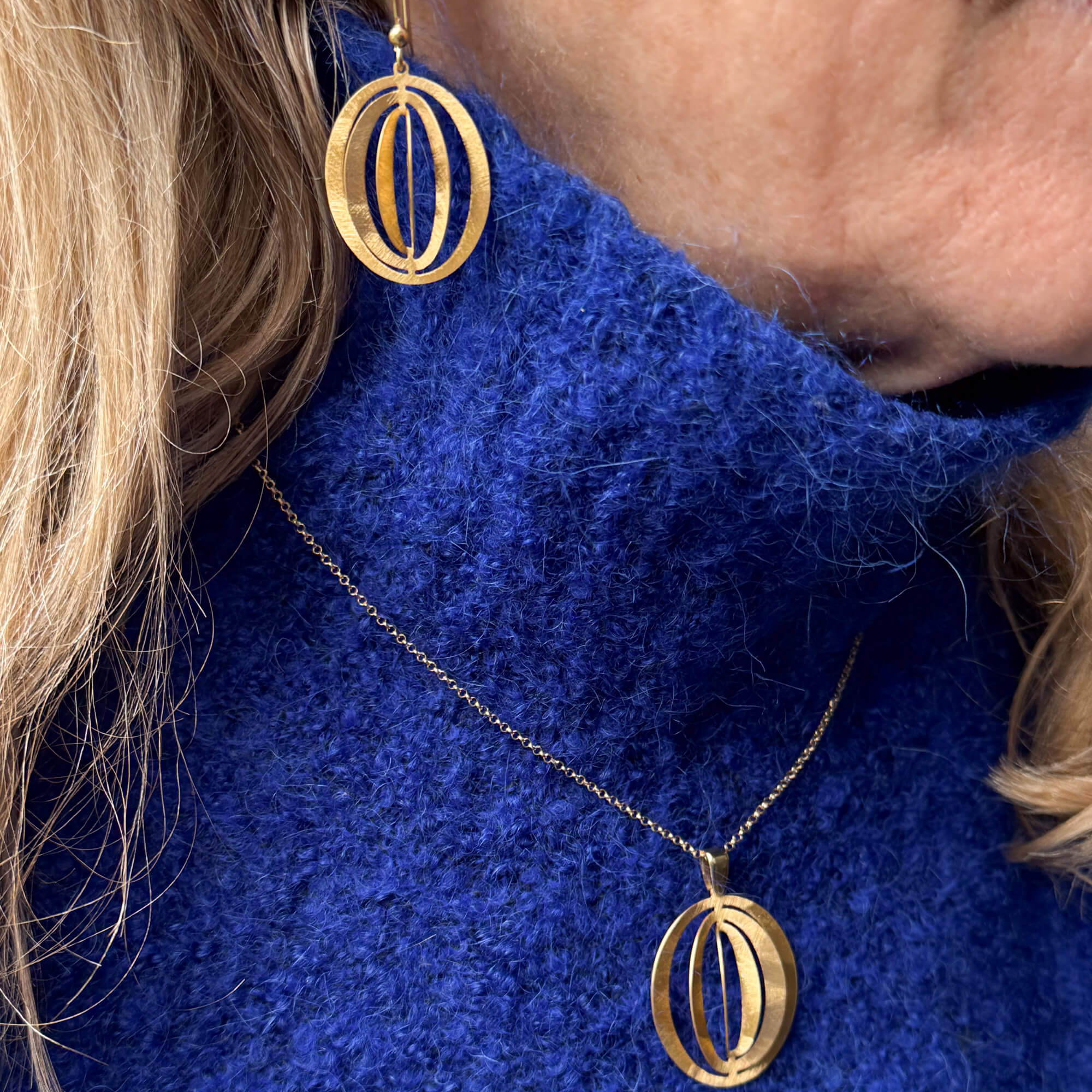Collier doré avec pendentif ajouré
