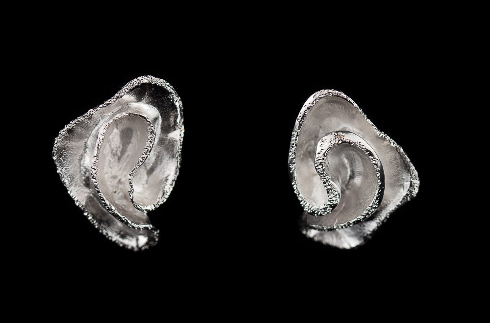 OGI0217002 - Zilveren oorbellen, krulvormig en schitterend