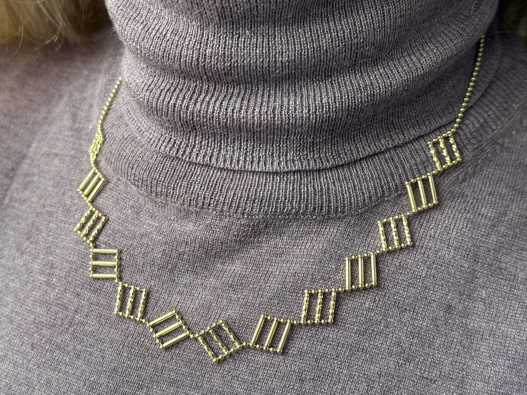 Collier doré à petites perles et carrés délicats