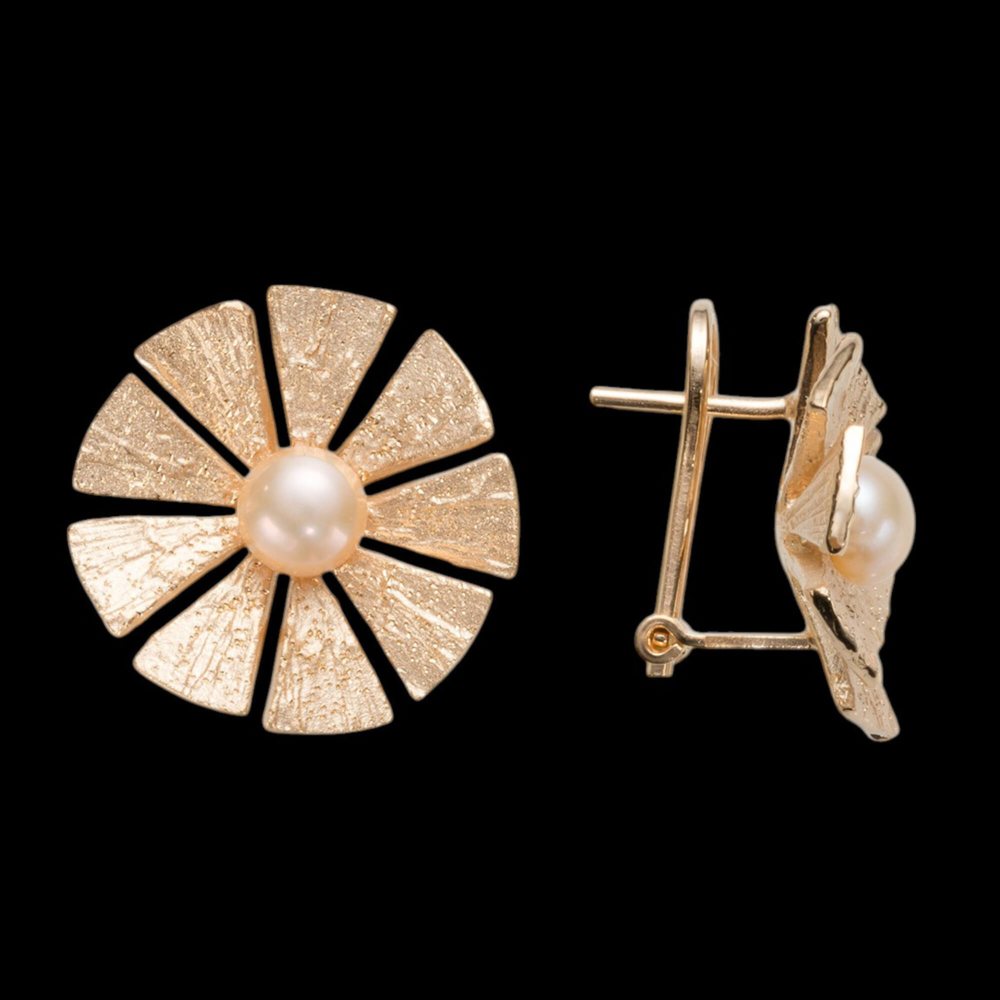 Bewerkte vergulde oorbellen met een pareltje