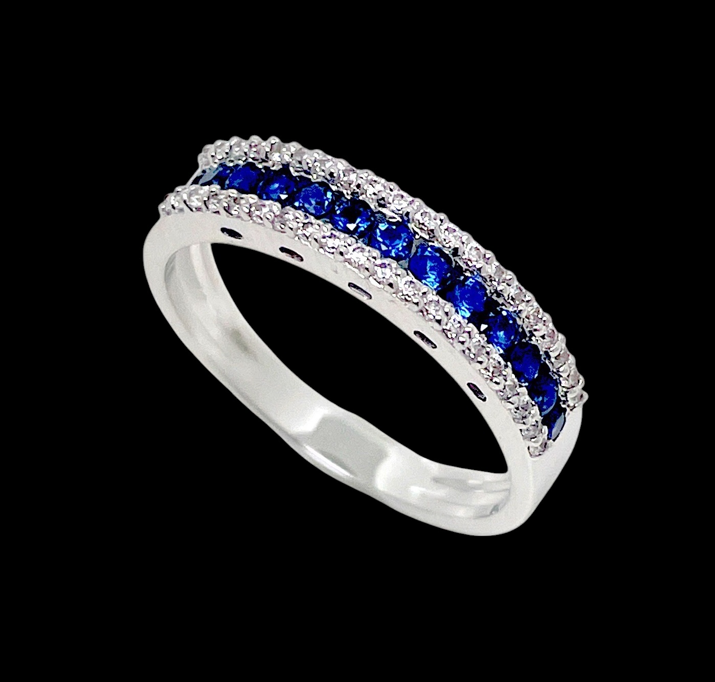 Bague en or blanc 18kt avec saphirs et diamants