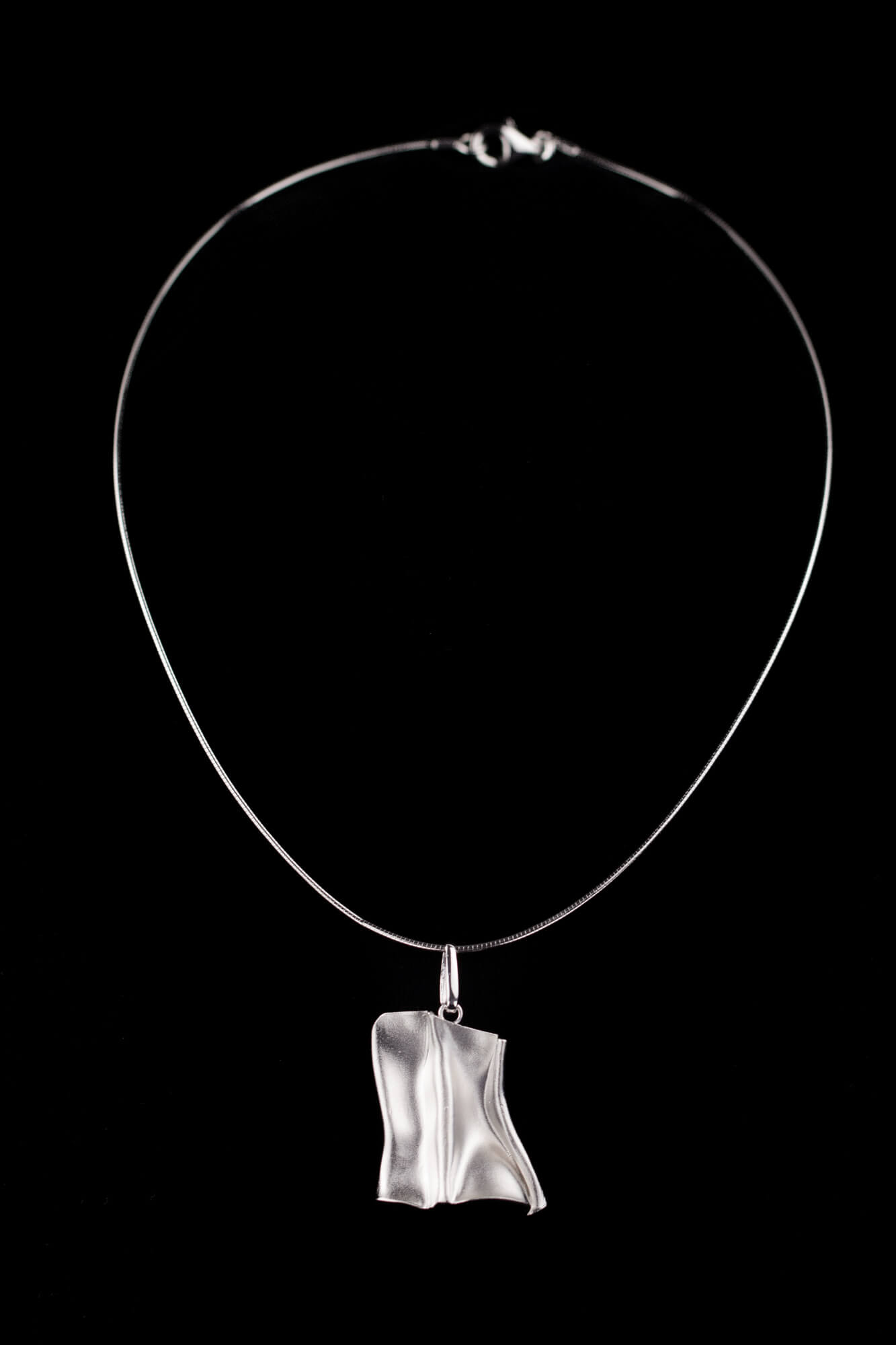 Matt pleating pendant of silver 'without chain'