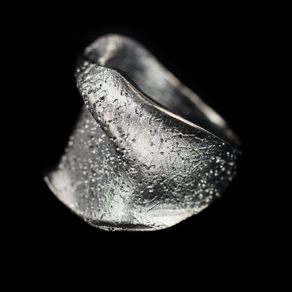 PRE0217009.58 - Zilvergrijze ring, smal en gediamanteerd
