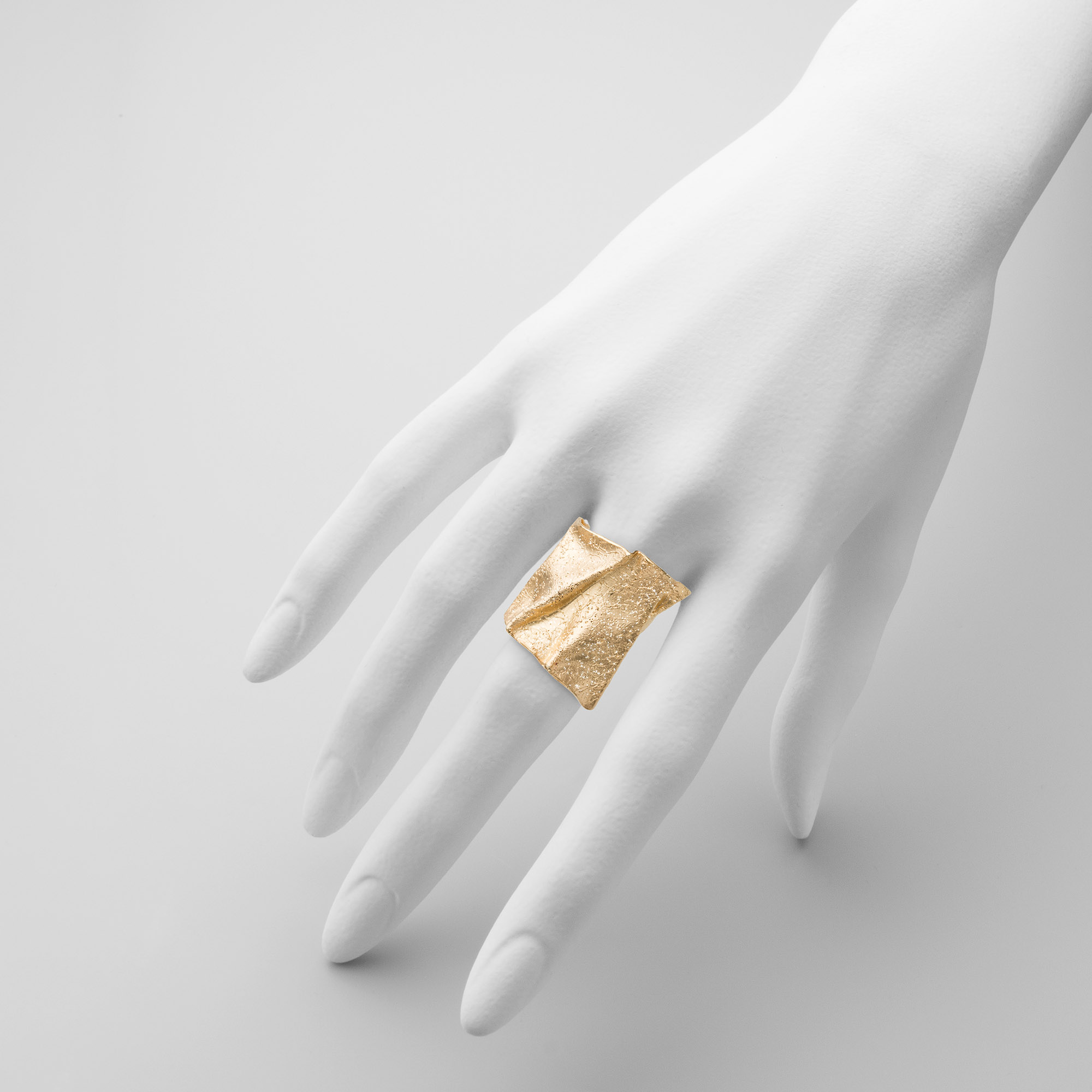 Beautiful gold-plated wide and folded ring Beautiful gold-plated wide and folded ring