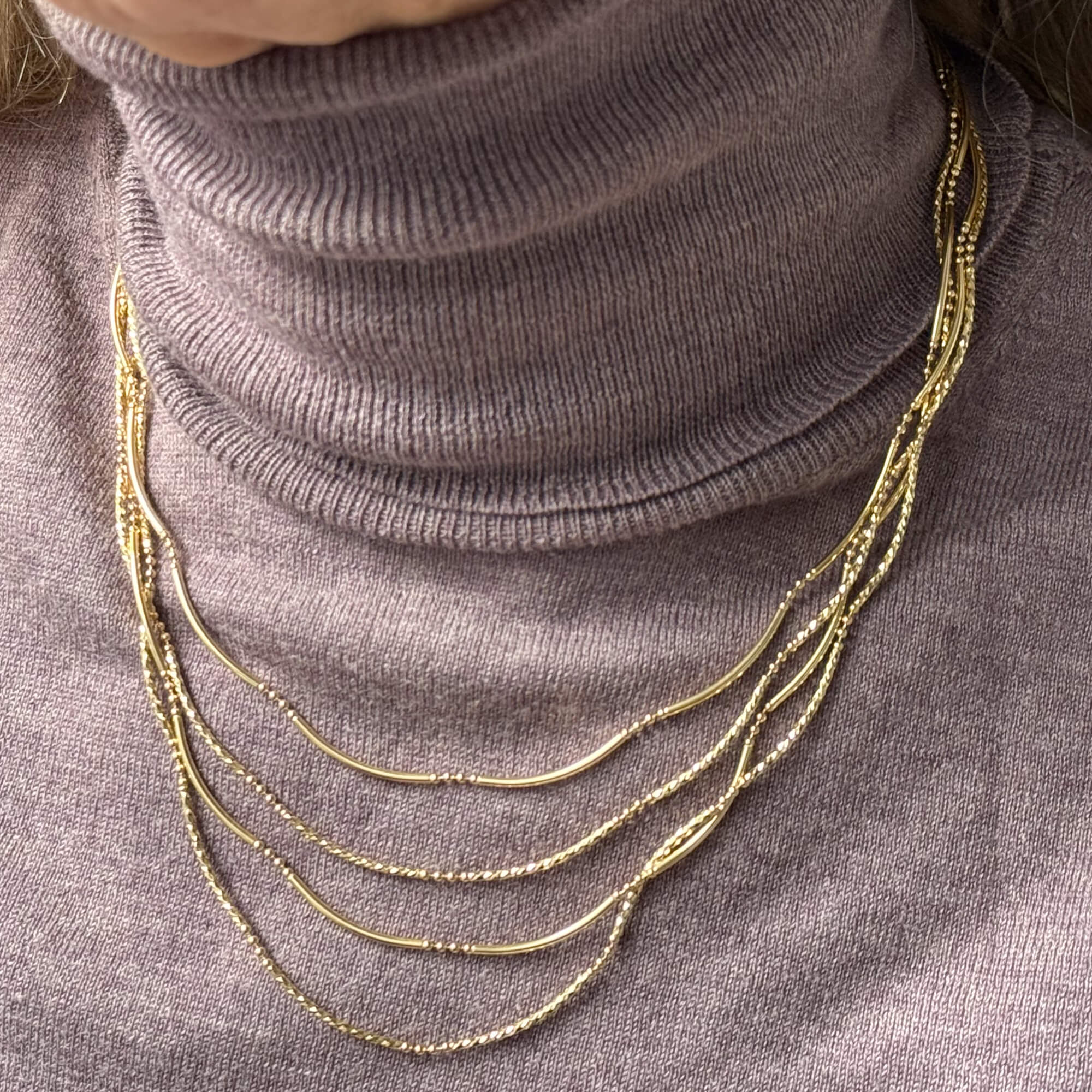 Collier doré travaillé à quatre rangs