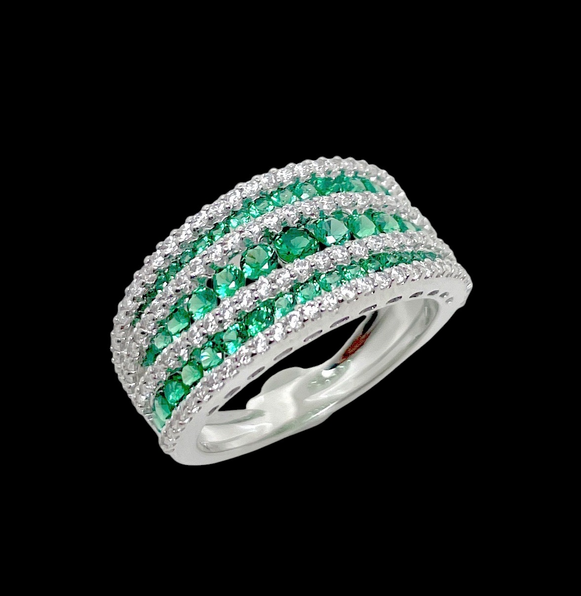 Bague en or blanc 18kt avec trois rangées d'émeraudes et de diamants