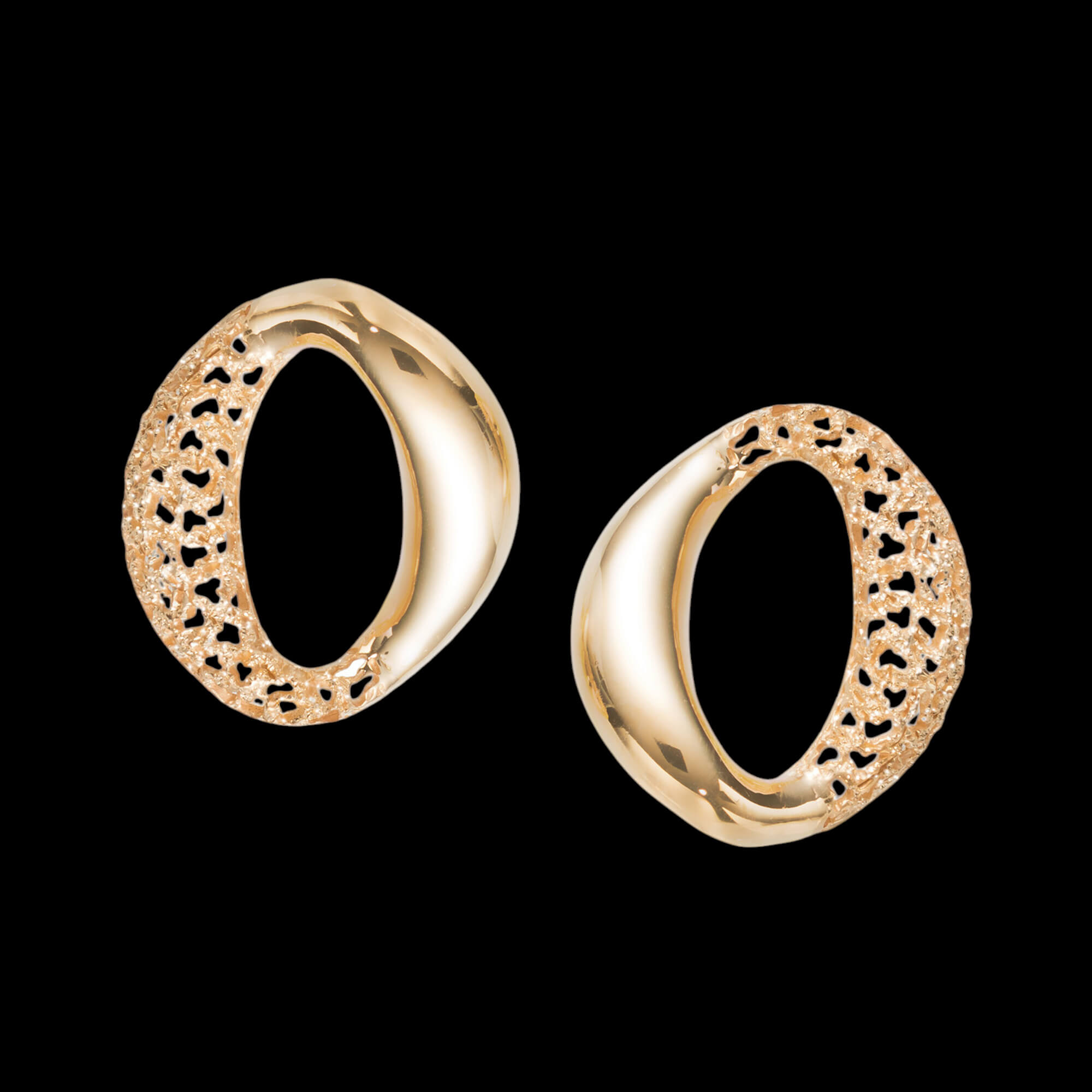 Vergulde  schakeloorbellen met deels kantbewerking