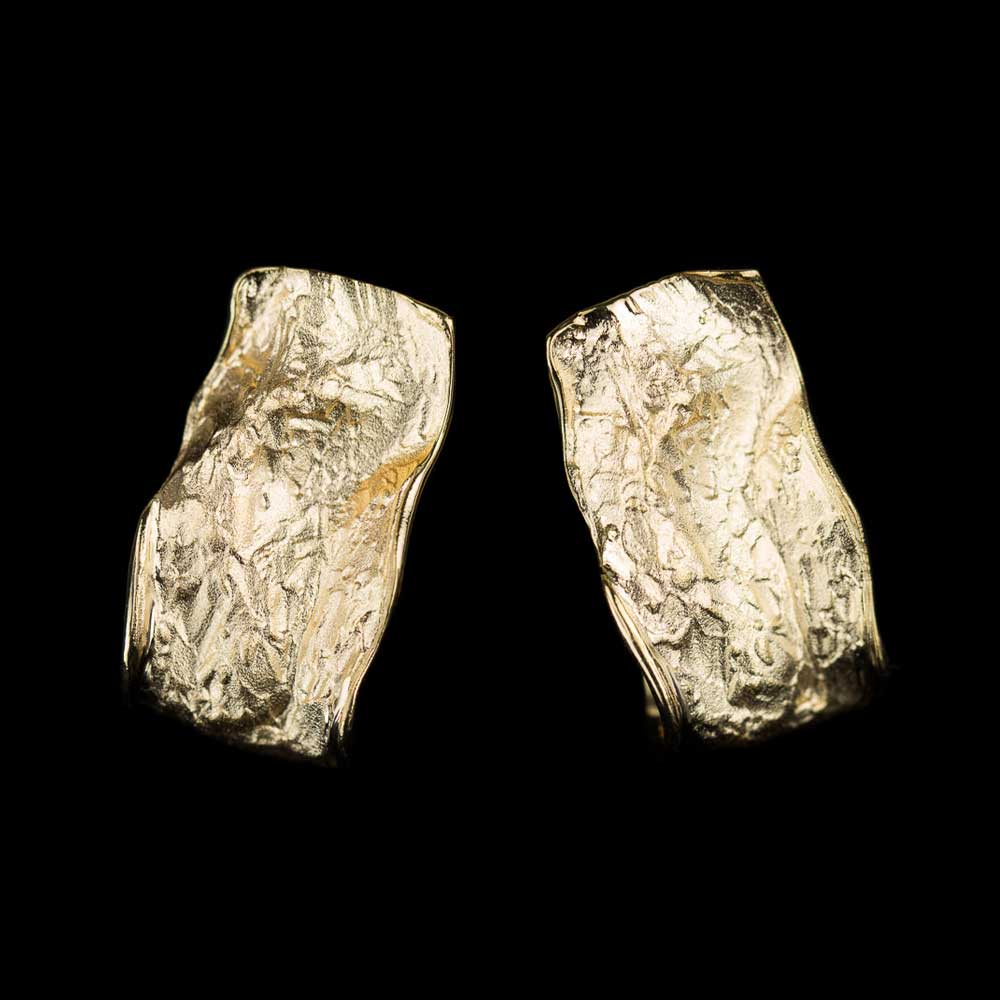 Wavy gold plated and matt rectangular earrings