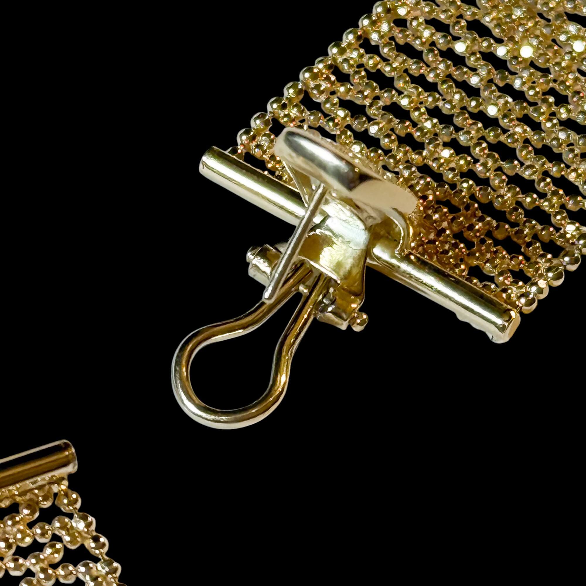 Lange kantbewerkte vergulde oorbellen 
