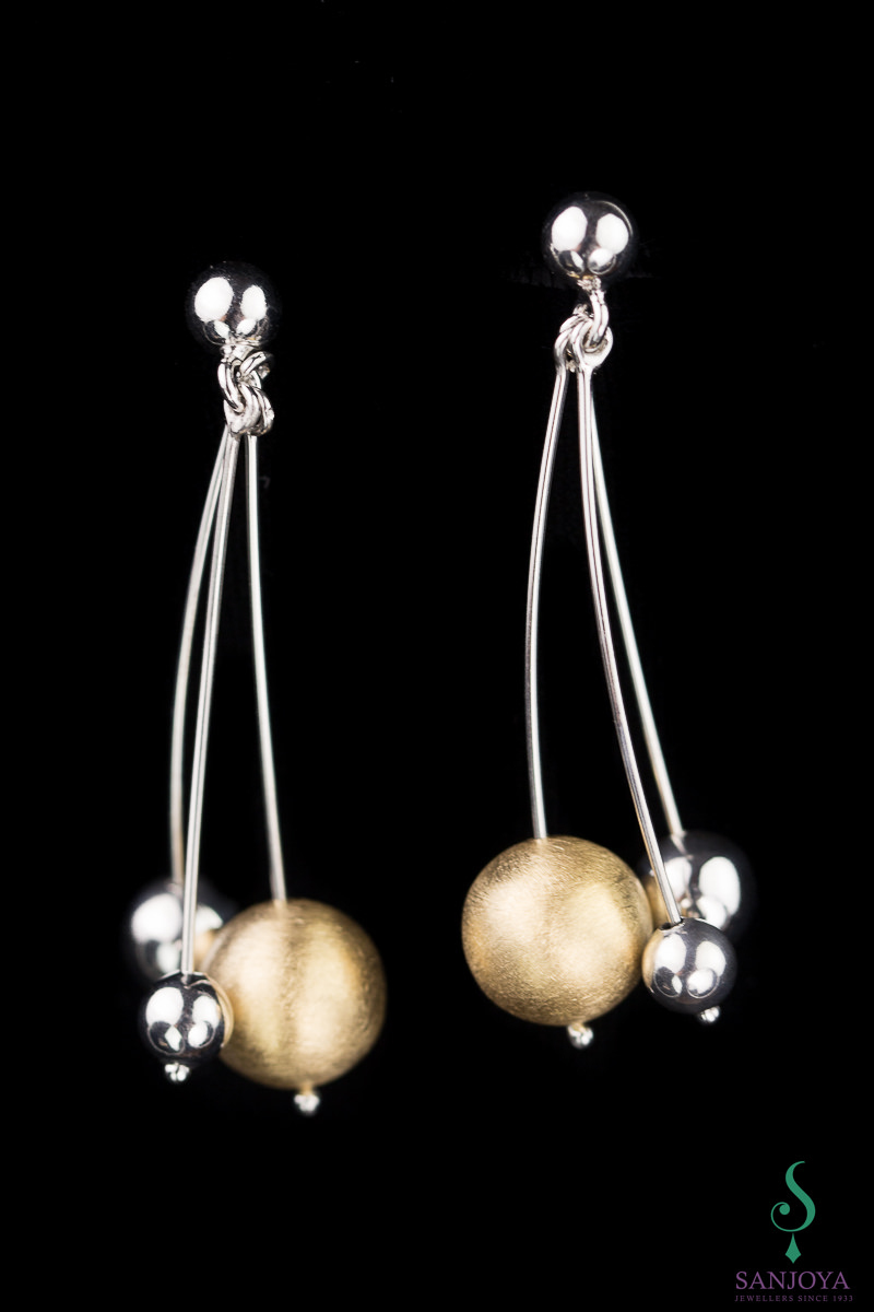 OGI1018005 - Tweekleurige zilveren lange oorbellen met versiering