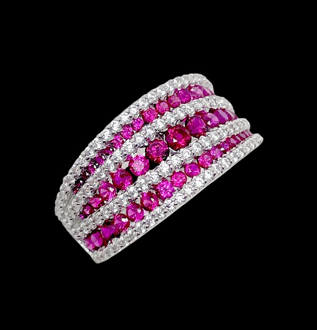 Bague en or blanc 18kt avec trois rangées de rubis et de diamants