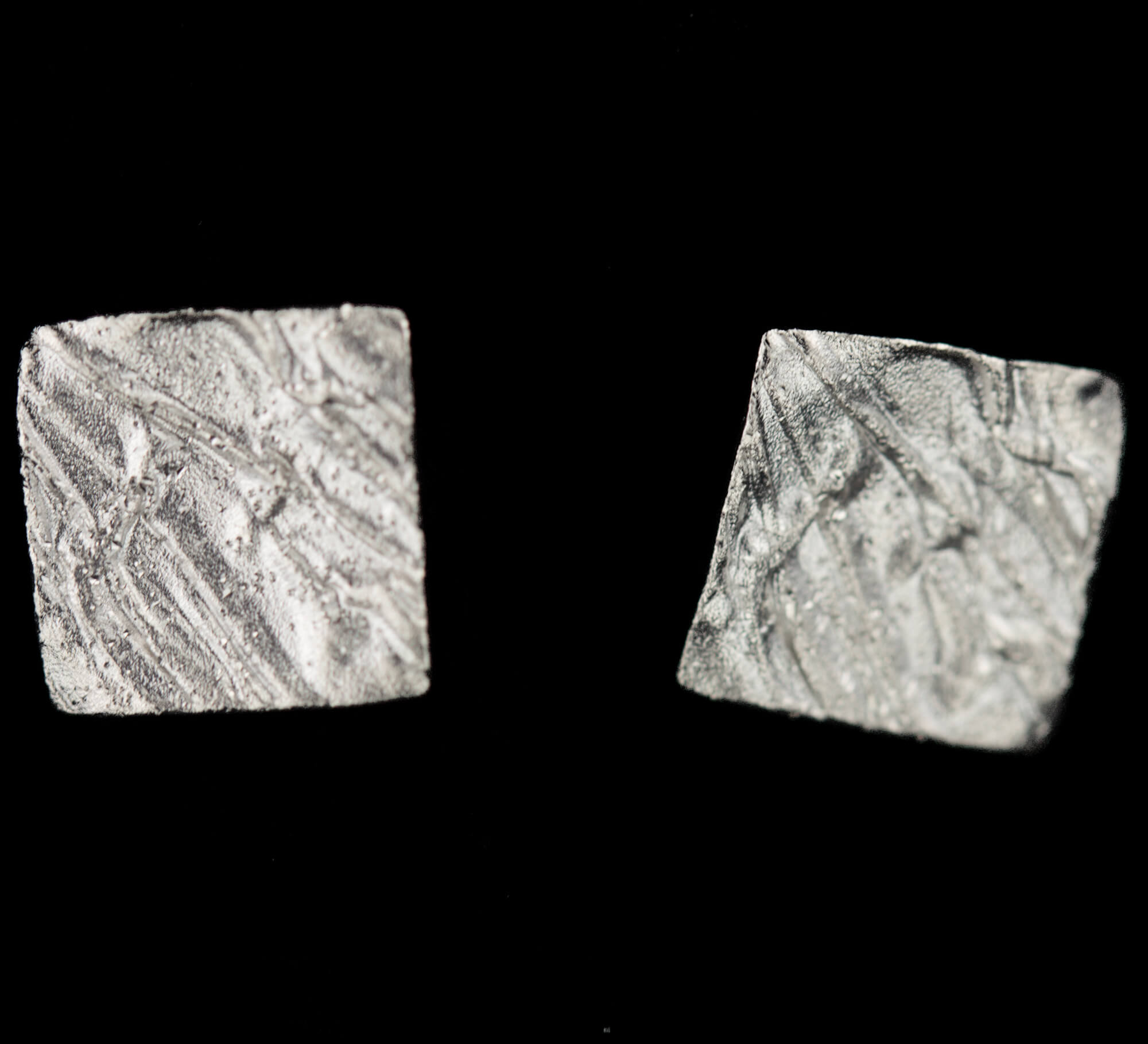 L0421002 - Schitterende mini vierkante zilveren oorbelletjes