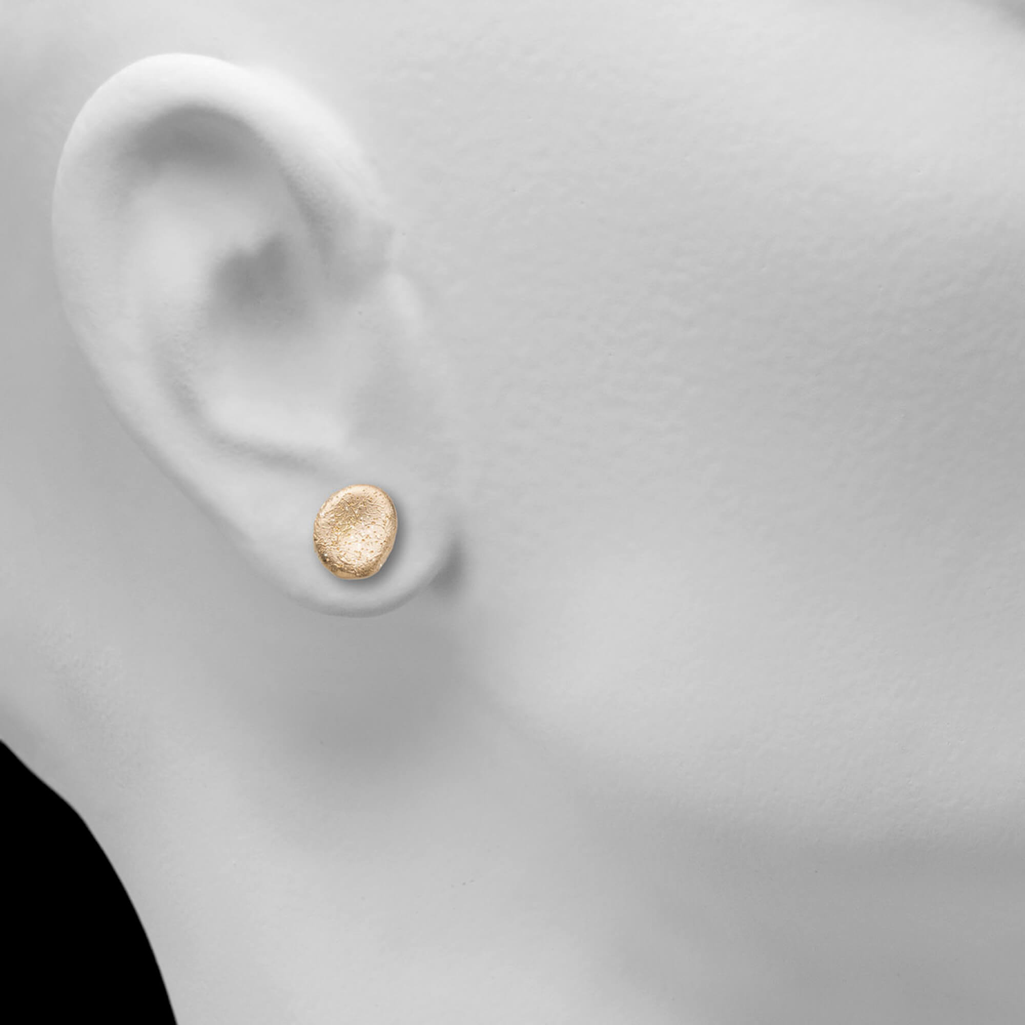 Vergulde mini en ovaalvormige oorbellen, gediamanteerd