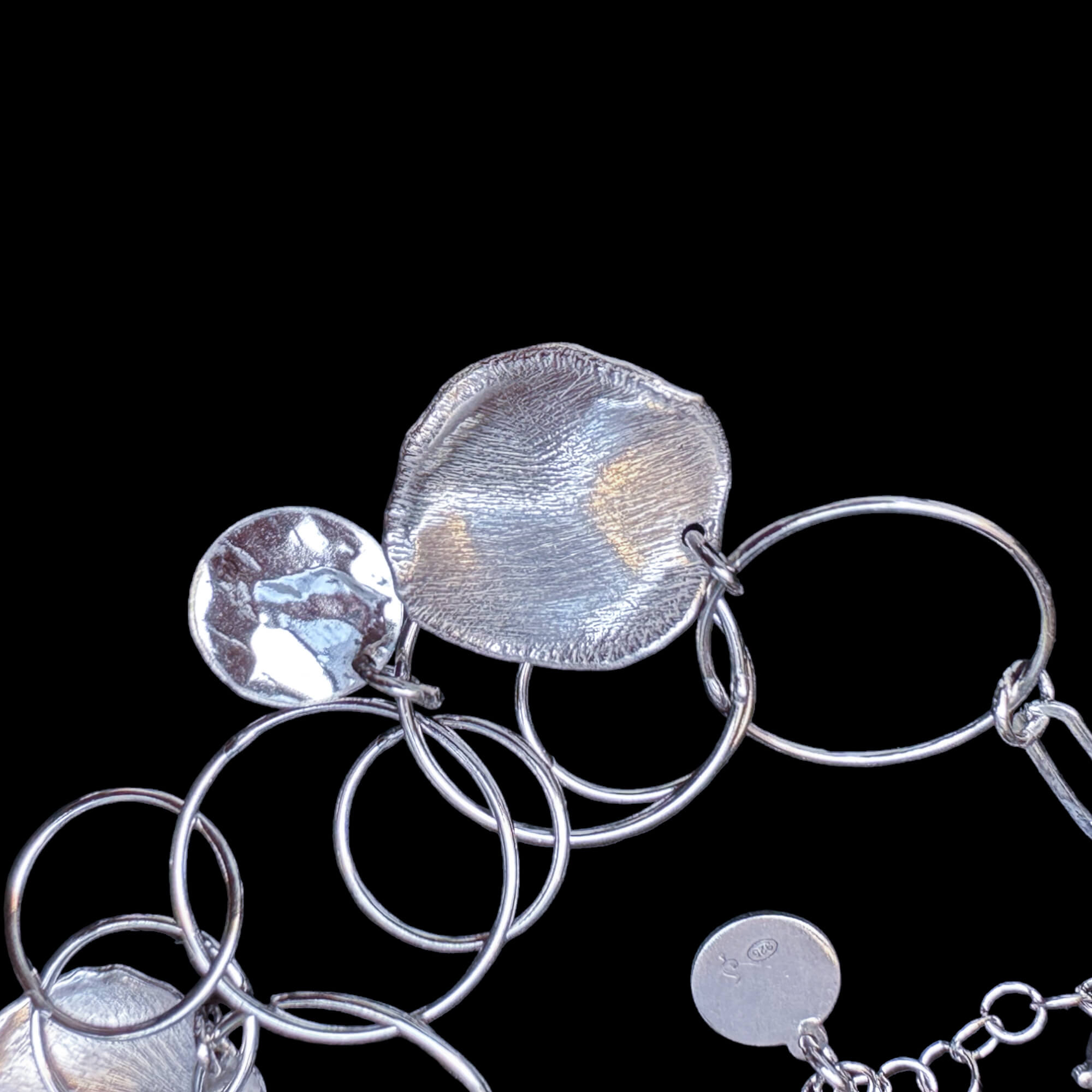 Open en gesloten ronde zilveren schakelarmband