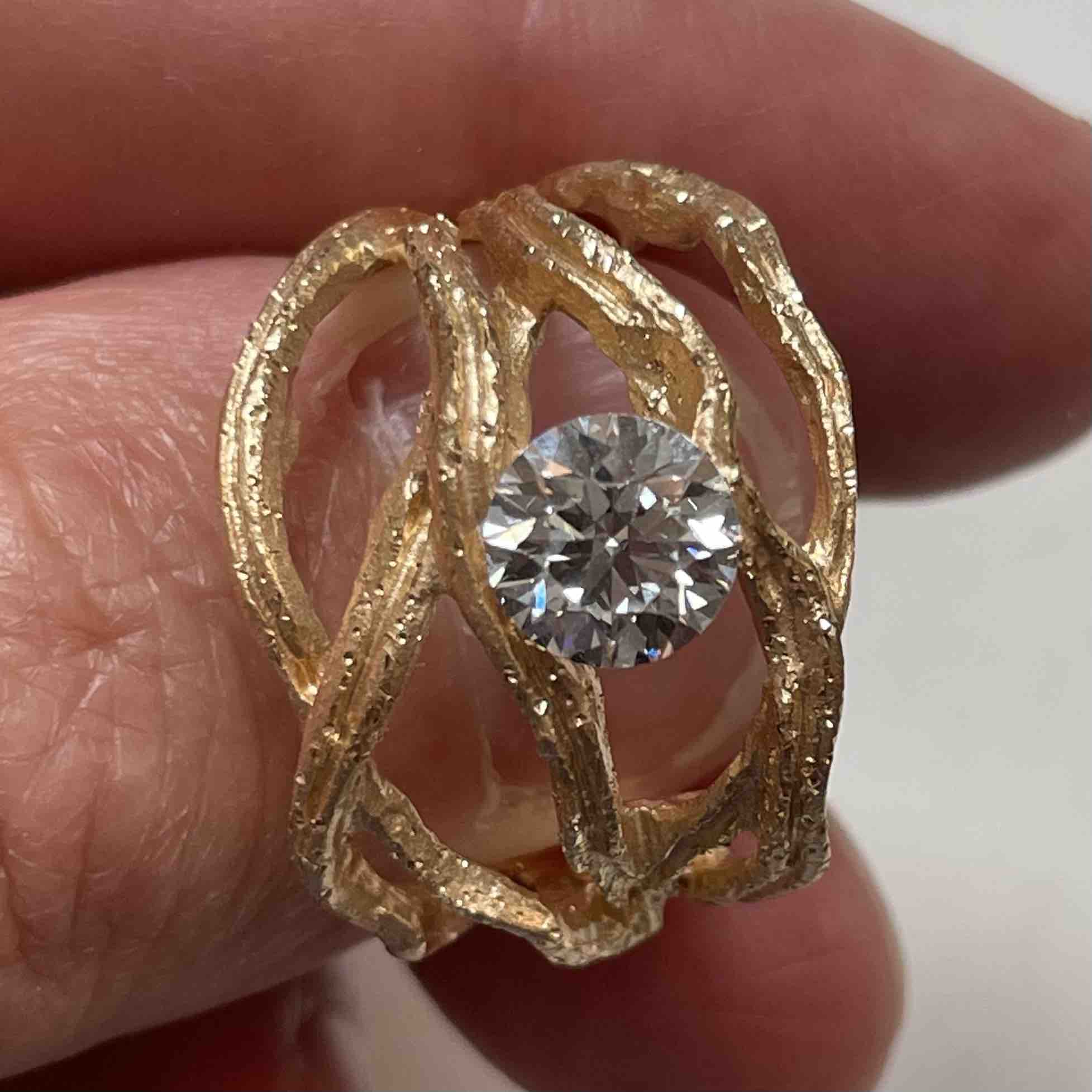 Magnificent gold ring of 18kt with a lab diamond