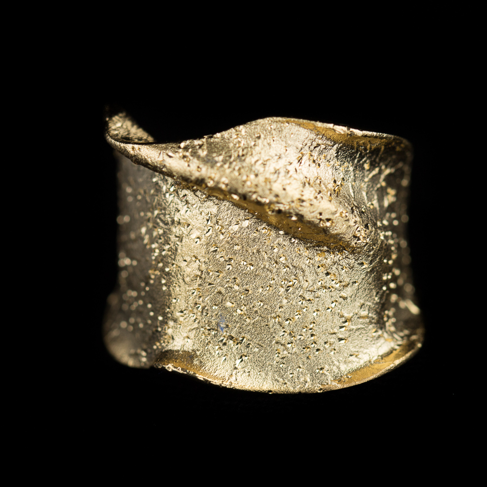 PRE0518001 - Gouden ring 18Kt, smal en gediamanteerd