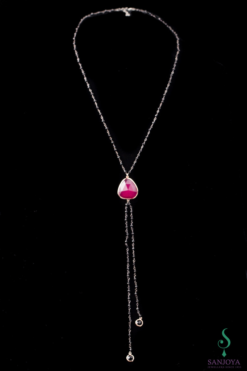 Long black necklace with fuchsia stone and rose border