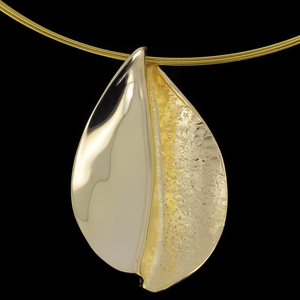 Polished and diamond-tipped gold pendant 'without chain