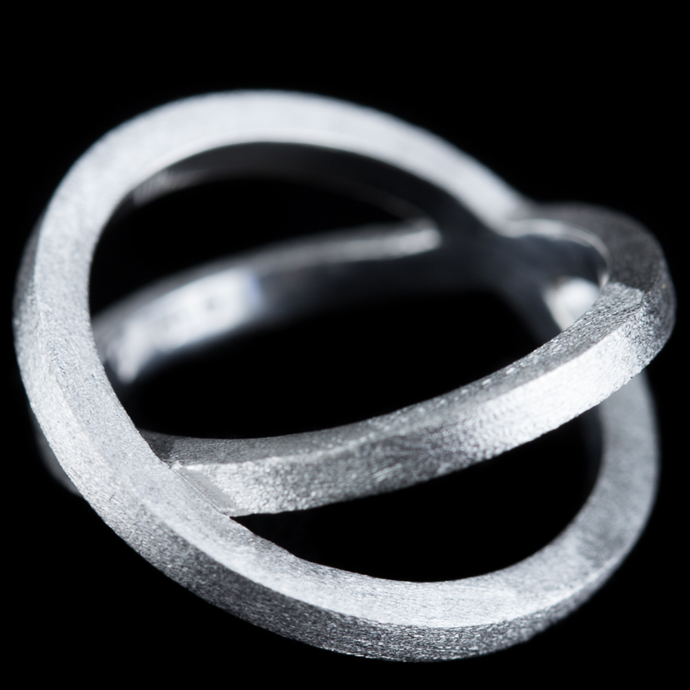 OX0415012 - Gekruiste zilveren ring