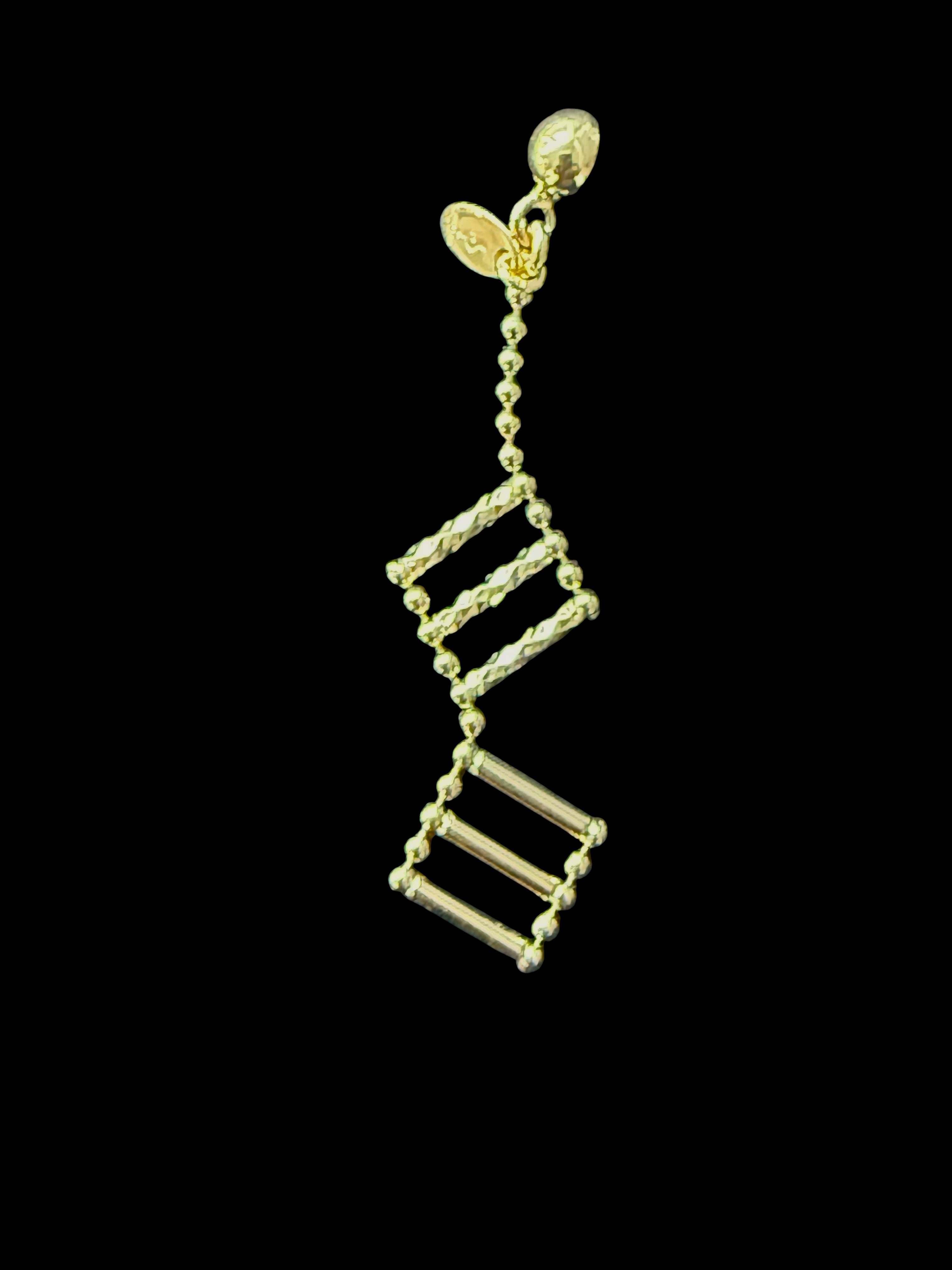 Boucles d’oreilles dorées avec délicates formes carrées pendantes