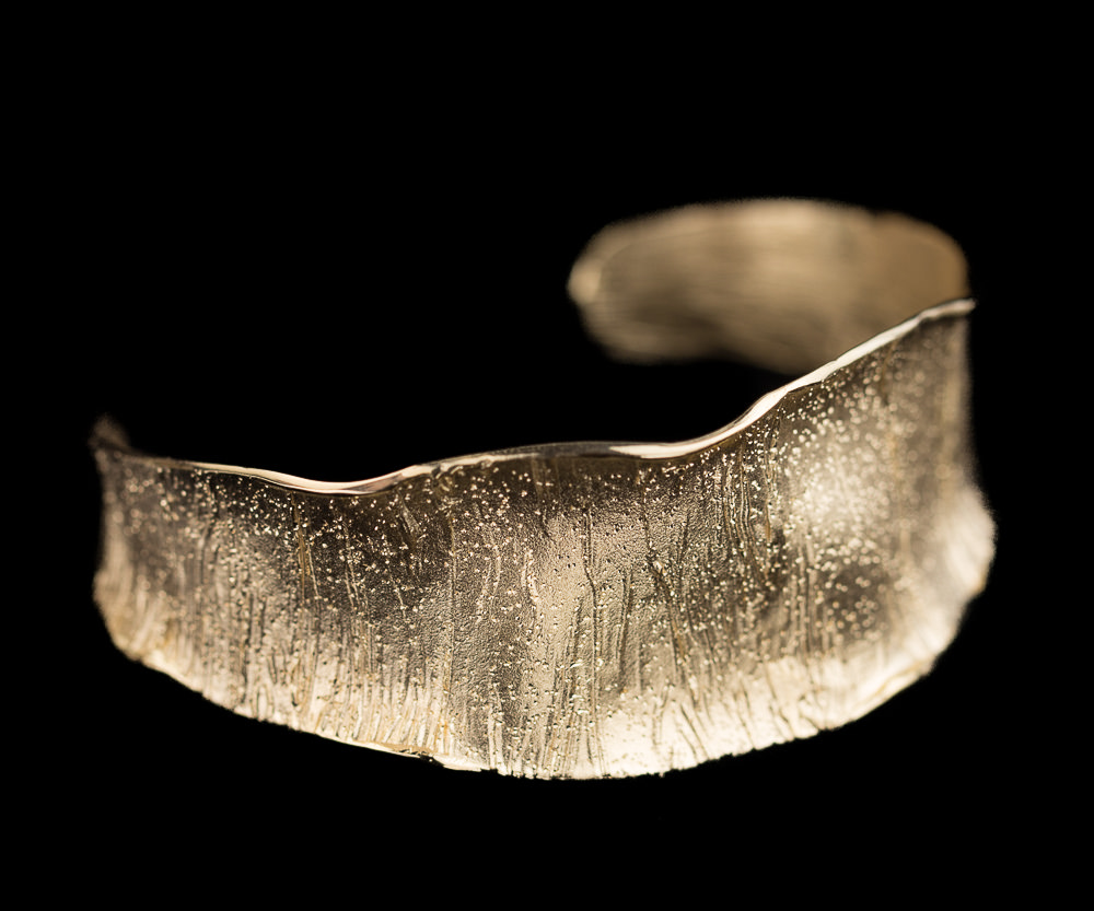 Thin goldplated bangle with flare