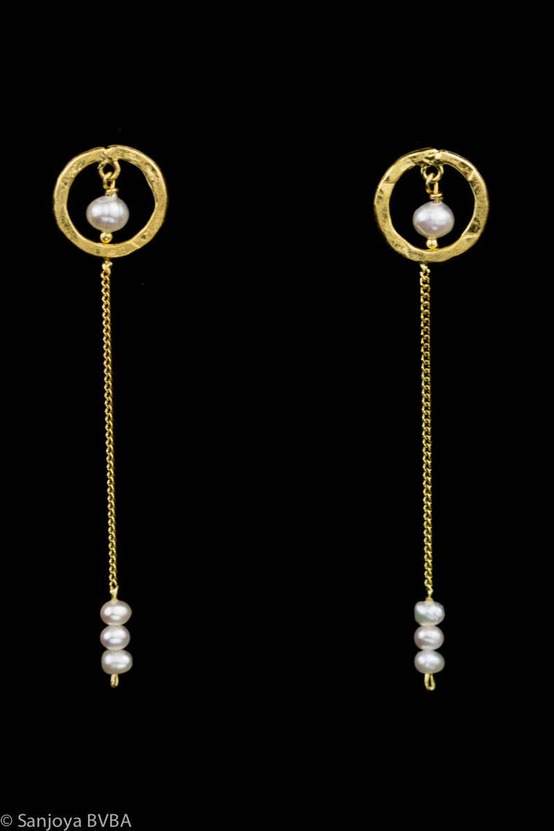 Long gold earrings with pearls