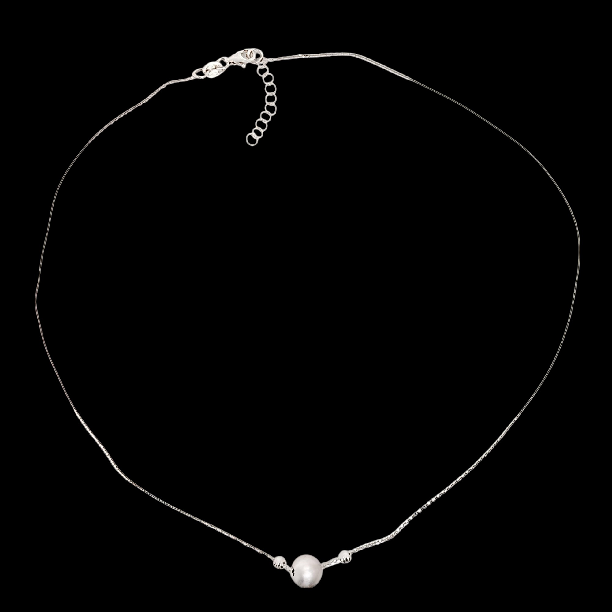Korte zilveren ketting met een mat bolvormige hanger