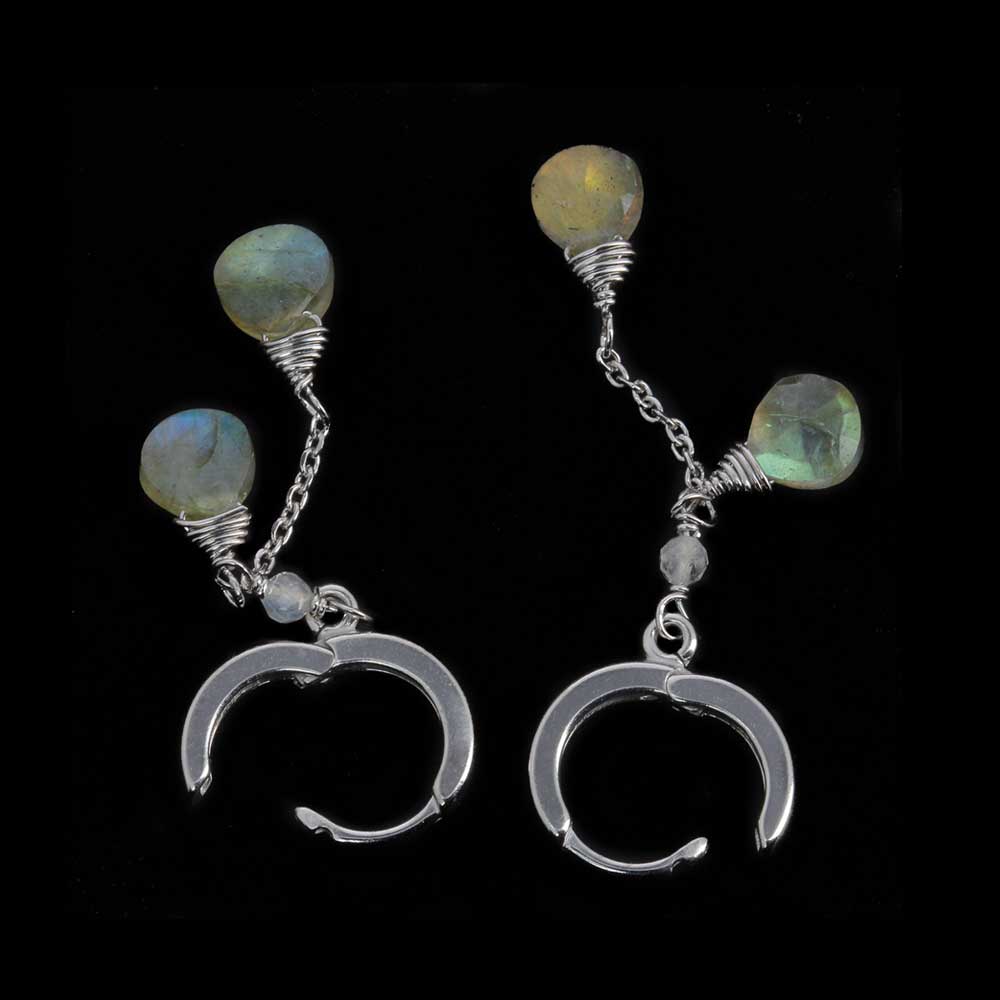 IS022003 - Afhangende zilveren oorbellen met labradoriet steentjes