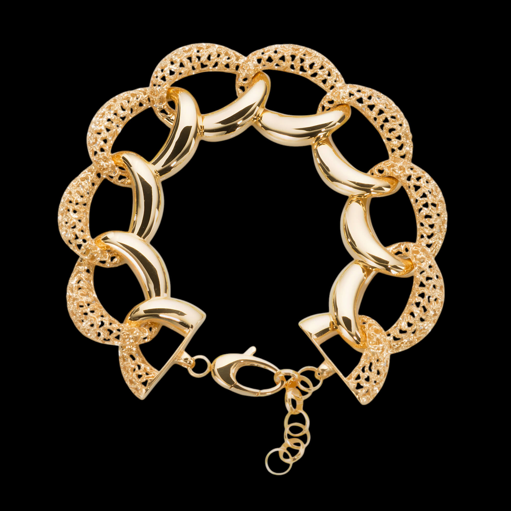 Gold-plated link bracelet with lacework  Gold-plated link bracelet with lacework