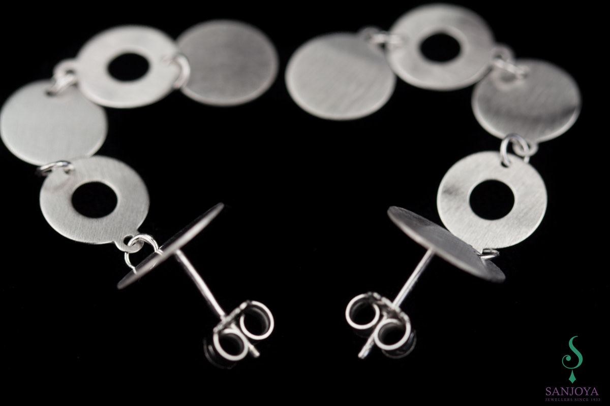 ES0518001 - Zilveren en lange matte oorbellen met cirkeltjes