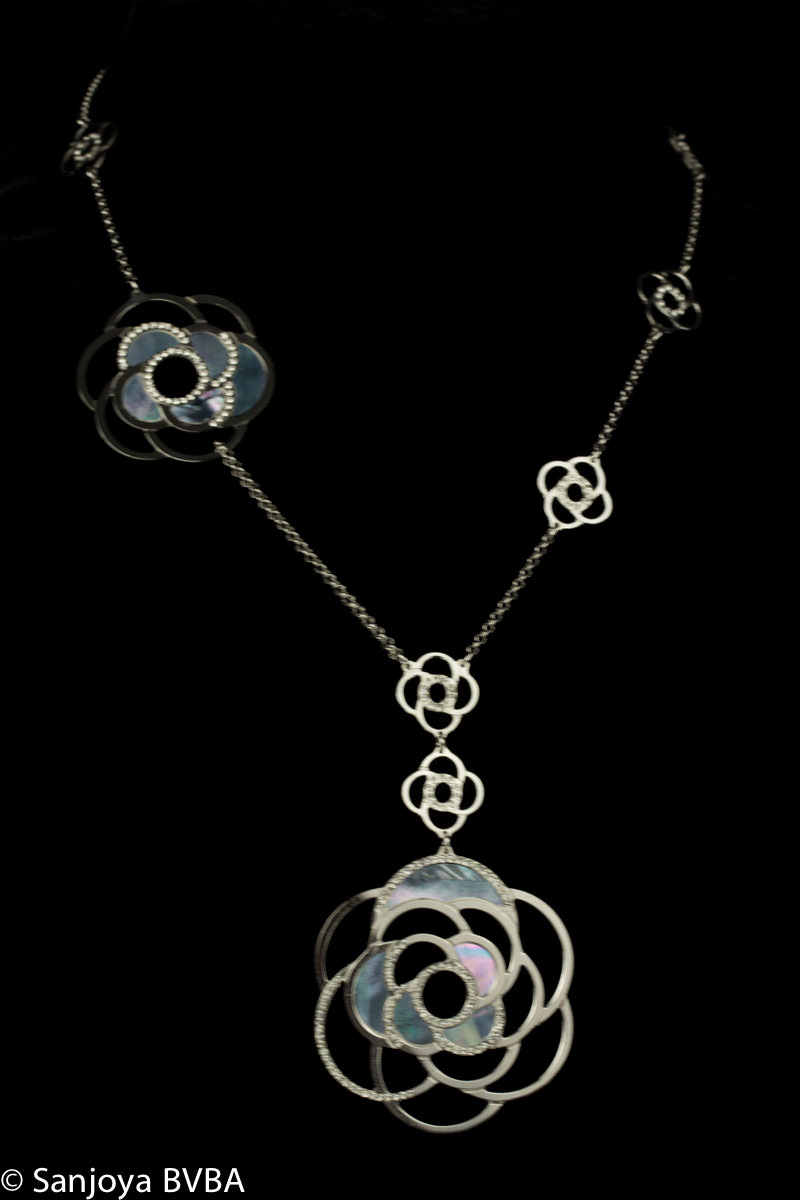 SC0413048 - Italiaanse halsketting met blauw-parelmoer bewerkte bloemen
