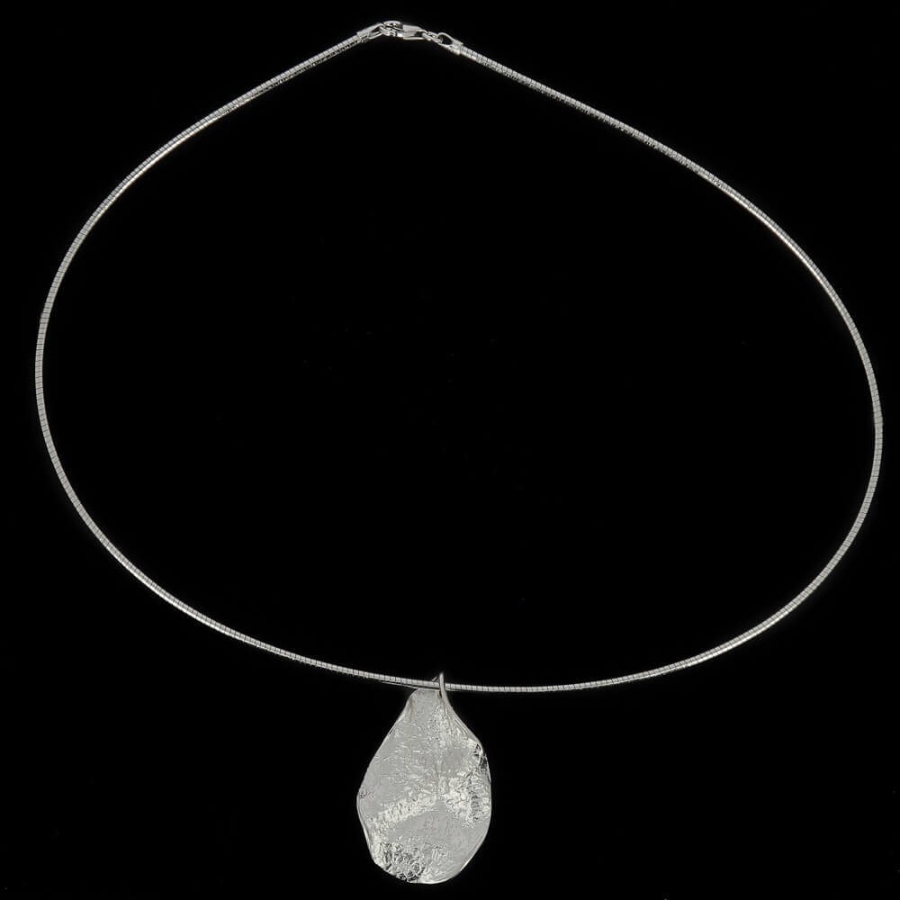 L0520011 - Kleine zilveren en golvende bladhanger/ gediamanteerd