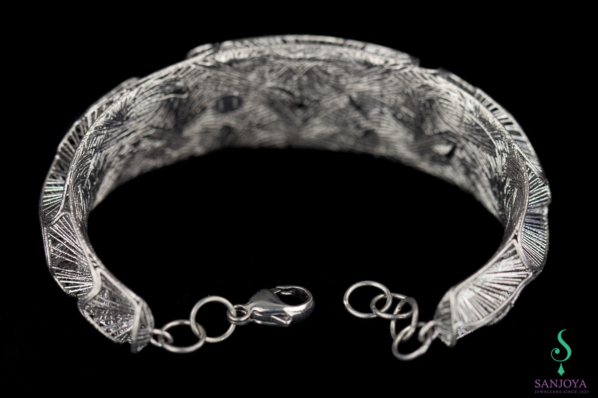 Narrow and dark gray bracelet of silver and lace modified