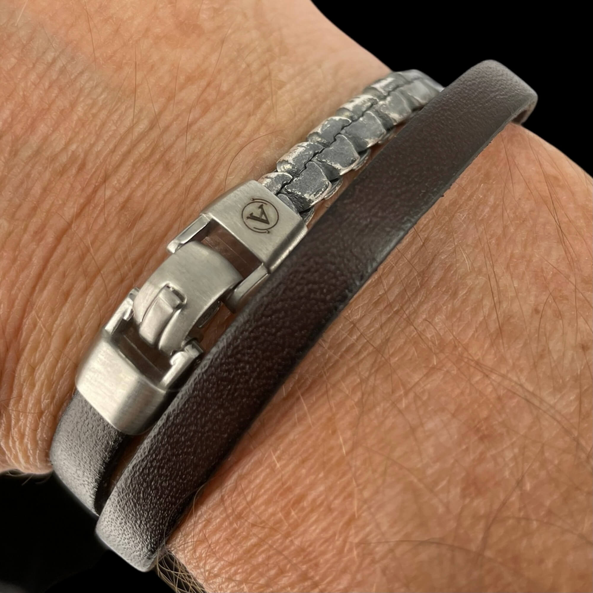 Double bracelet with brown leather and stainless steel