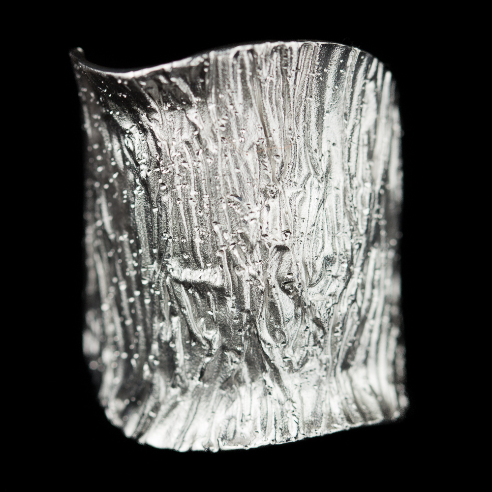 PRE1217008.53 - Zilveren ring, licht golvend en gediamanteerd