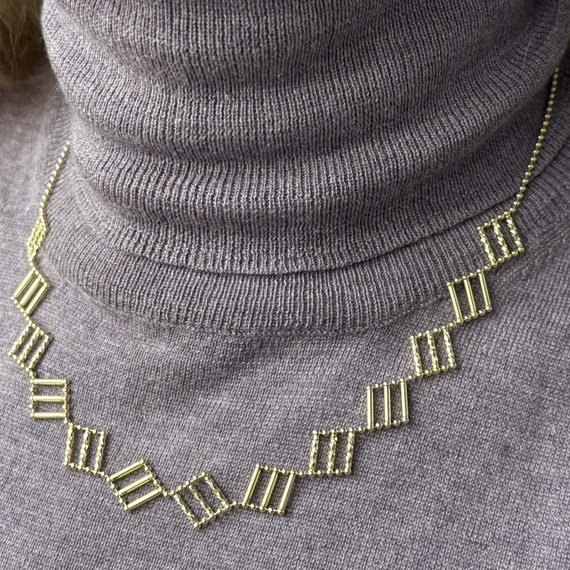 Collier doré à petites perles et carrés délicats