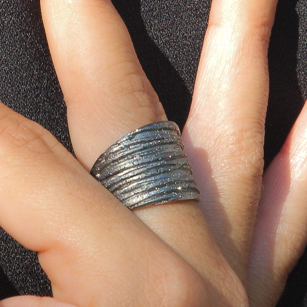L072013 - Schitterende en gestreepte zilvergrijze ring