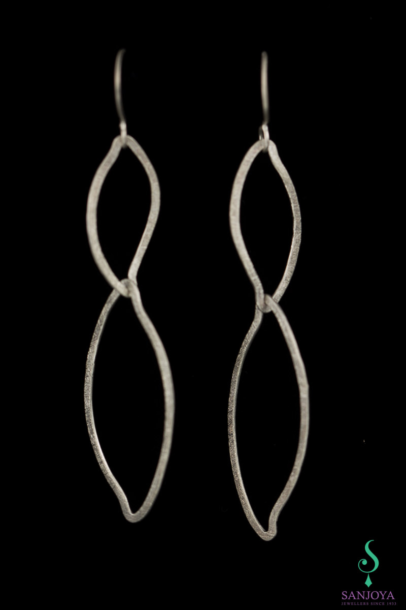 ORI0117002 - Zilveren en gematteerde open schakel oorbellen