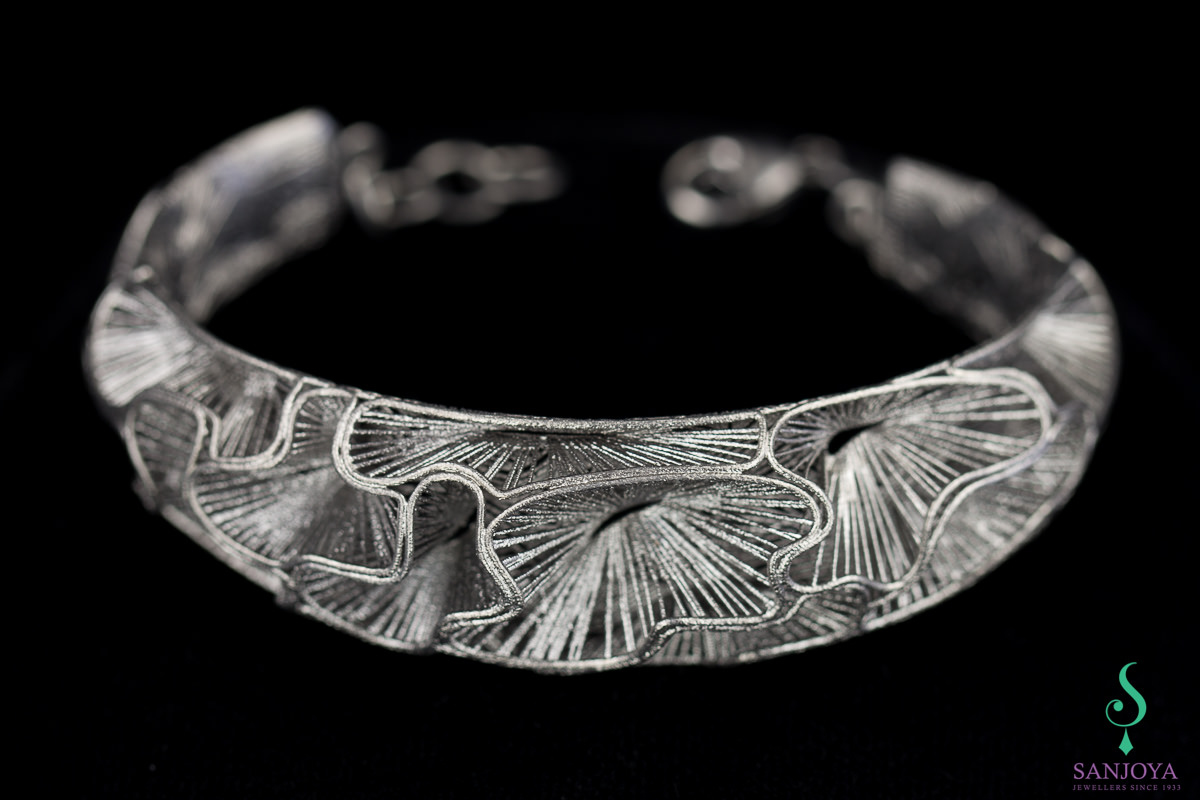 Narrow and dark gray bracelet of silver and lace modified