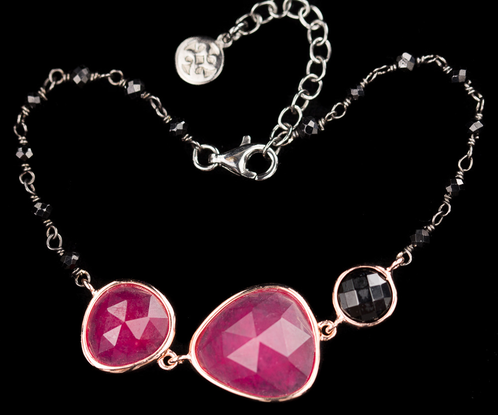 Zwarte armband met fuchsia stenen en rosé randje