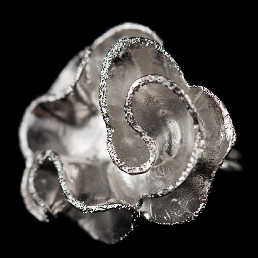 OGI0217004 - Zilveren bloemring, krulvormig en gediamanteerd