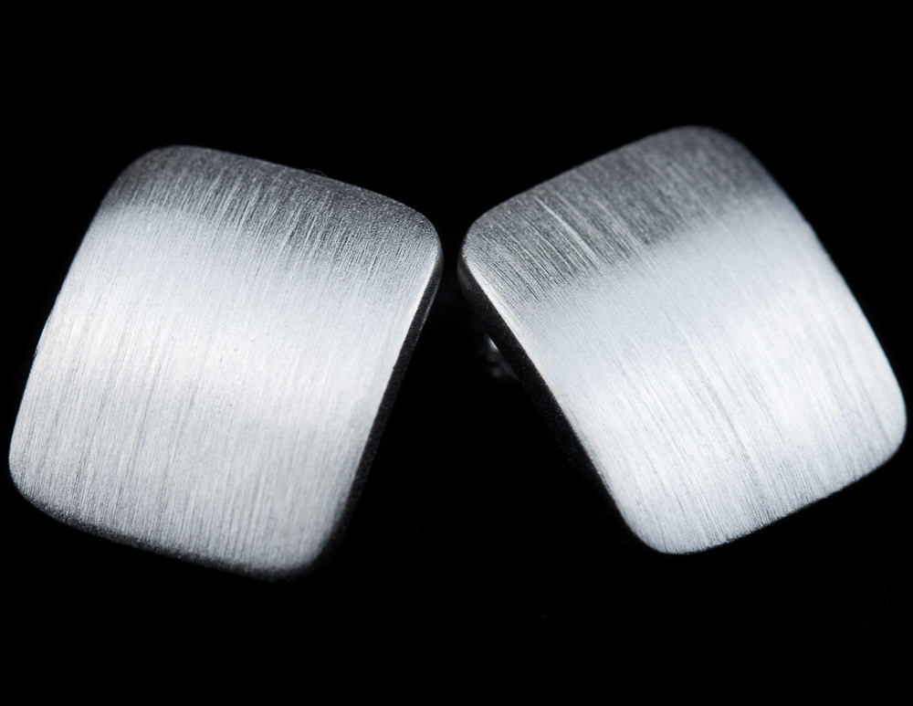 Zilveren matte vierkante oorbellen