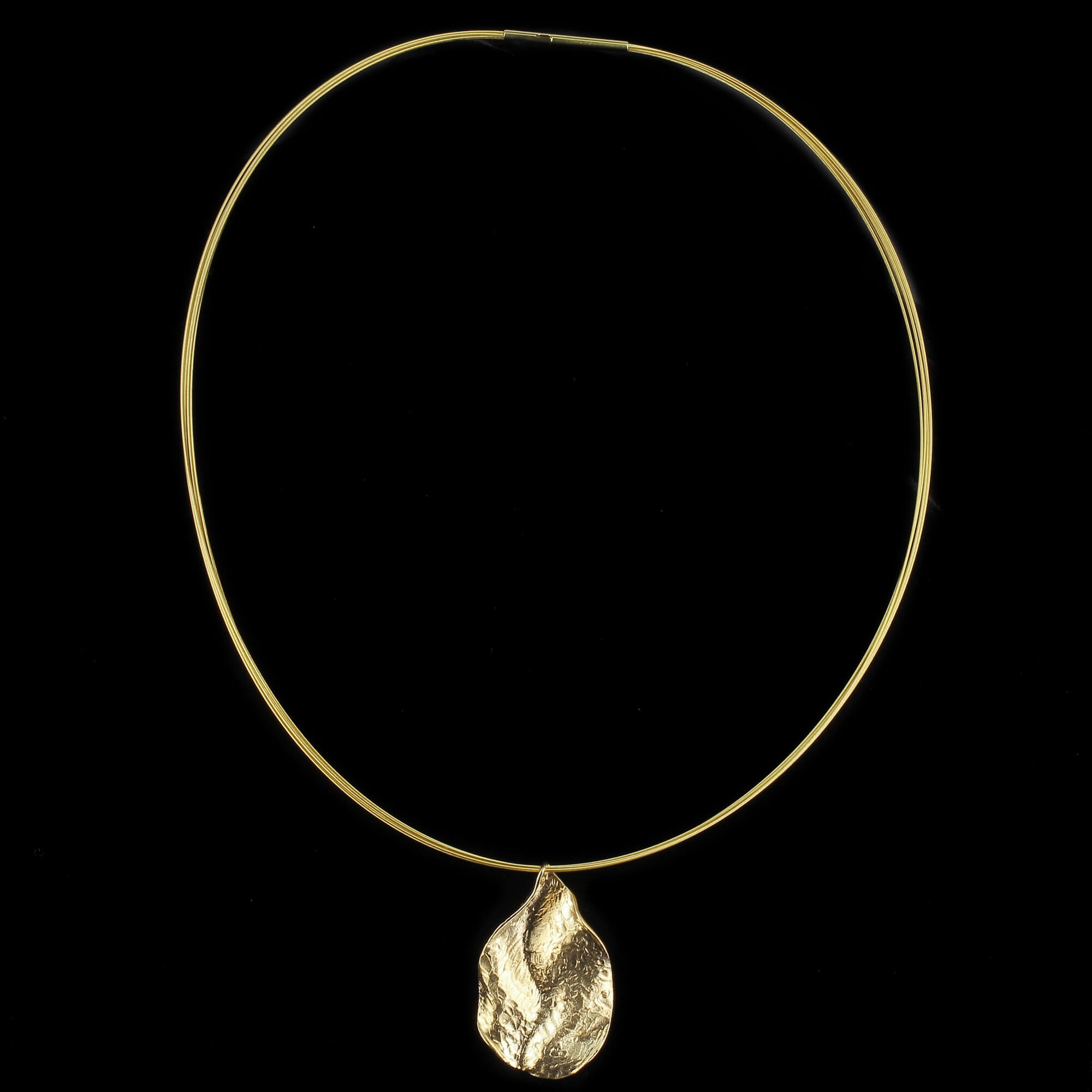 Small gold plated and wavy leaf hanger, without chain